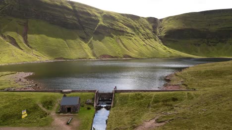 Llyn-Y-Fan-Fach-Brecon-Beacons-Nation-Park-See-Dam-Landschaft-Tal-Luft-Steigend-Zurückziehen-Ansicht