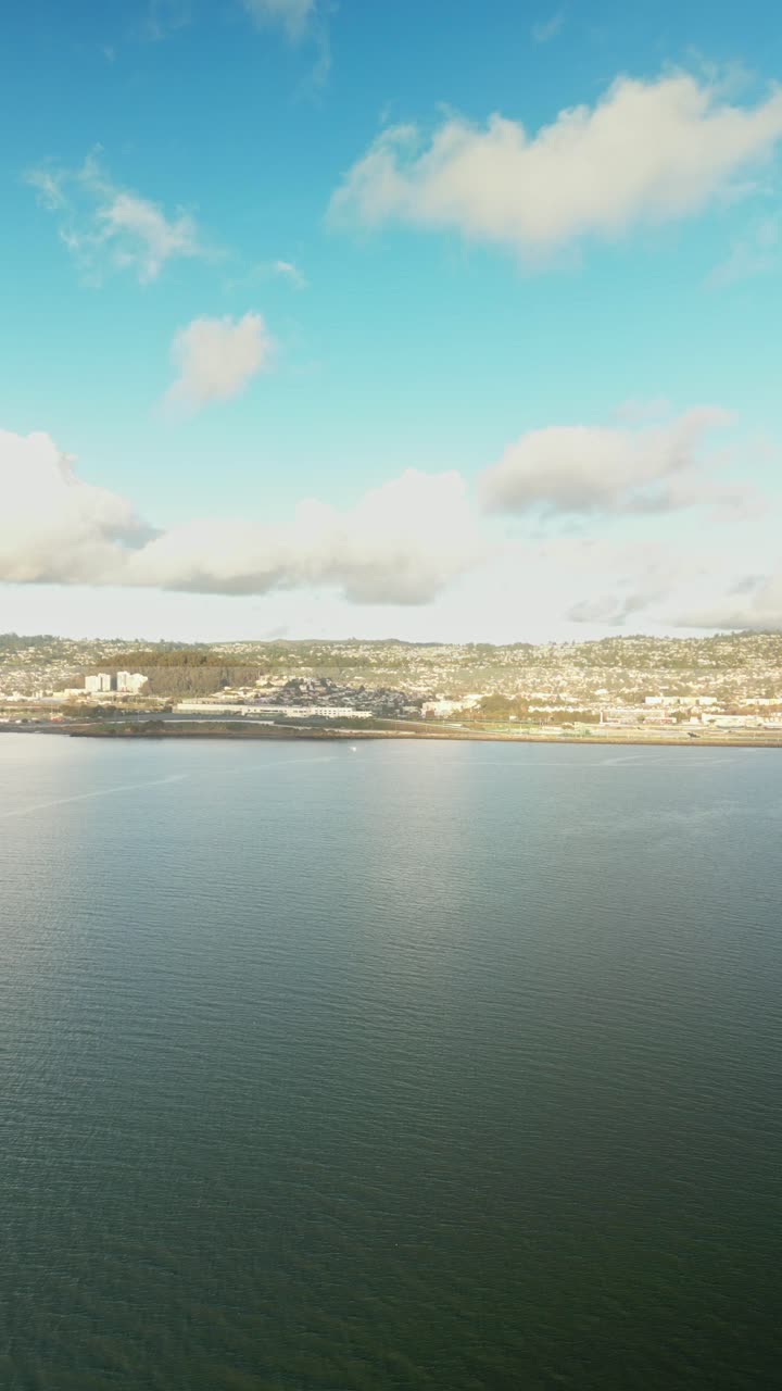 강 과 구름 이 있는 해안 도시 의 공중 사진