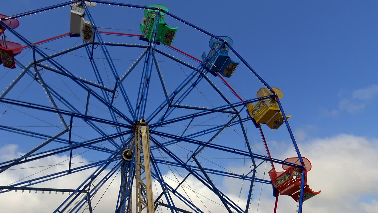 zona de diversión de balboa playa de newport, puerto de newport, condado de o.c. orange, sur de california rueda de ferris, ángulo bajo, cielo azul, 4k