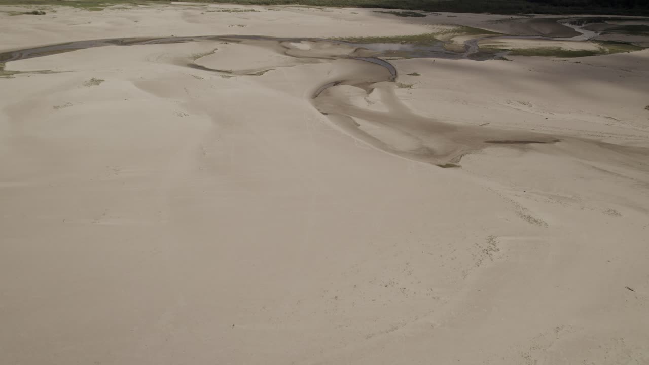 toma aérea sobre el fondo arenoso del gran río seco debido a la sequía causada por el calentamiento global y la escasez de agua en europa - derecho de camiones