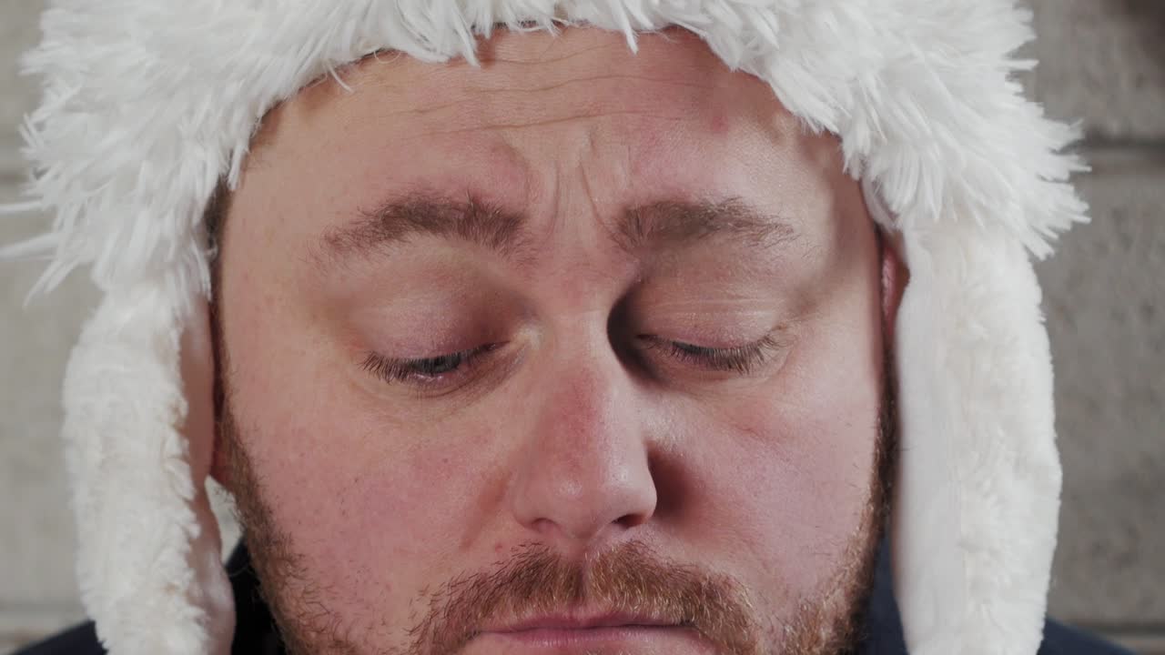 우스꽝스러운 수상한 남자가 방 주위에 눈을 돌린다