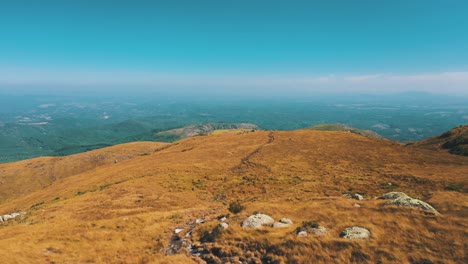 Aerial-view-of-brazilian-mountain-hikking-trail-with-beautiful-scenery,-Araçatuba-Mountain,-Paraná,-Brazil