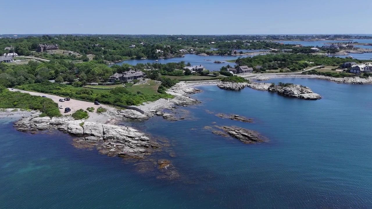 Newport, Rhode Island'daki Atlantik kıyı şeridi boyunca lüks tarihi konaklara ve yemyeşil kıyı mülklerine sahip özel kayalık yarımadanın havadan drone çekimi