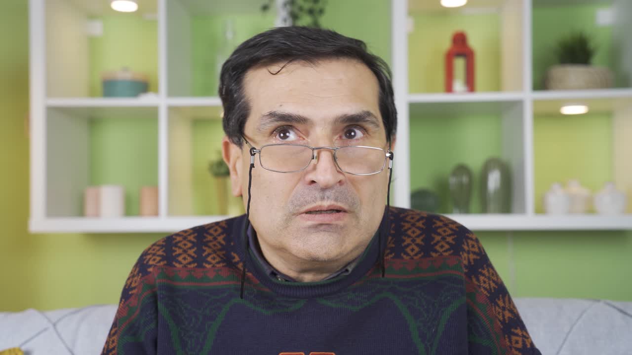 un viejo loco trastornado se vuelve loco en casa.