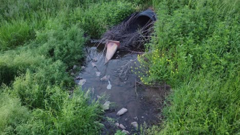 Verkehrskegel-In-Schlammigem-Wasserrohr