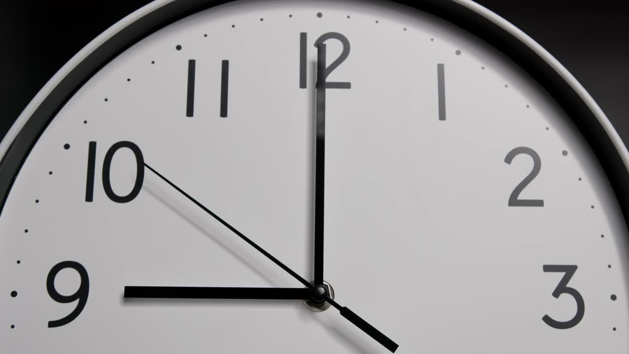 cerca, lapso de tiempo, reloj de pared blanco el tiempo pasó cada día.