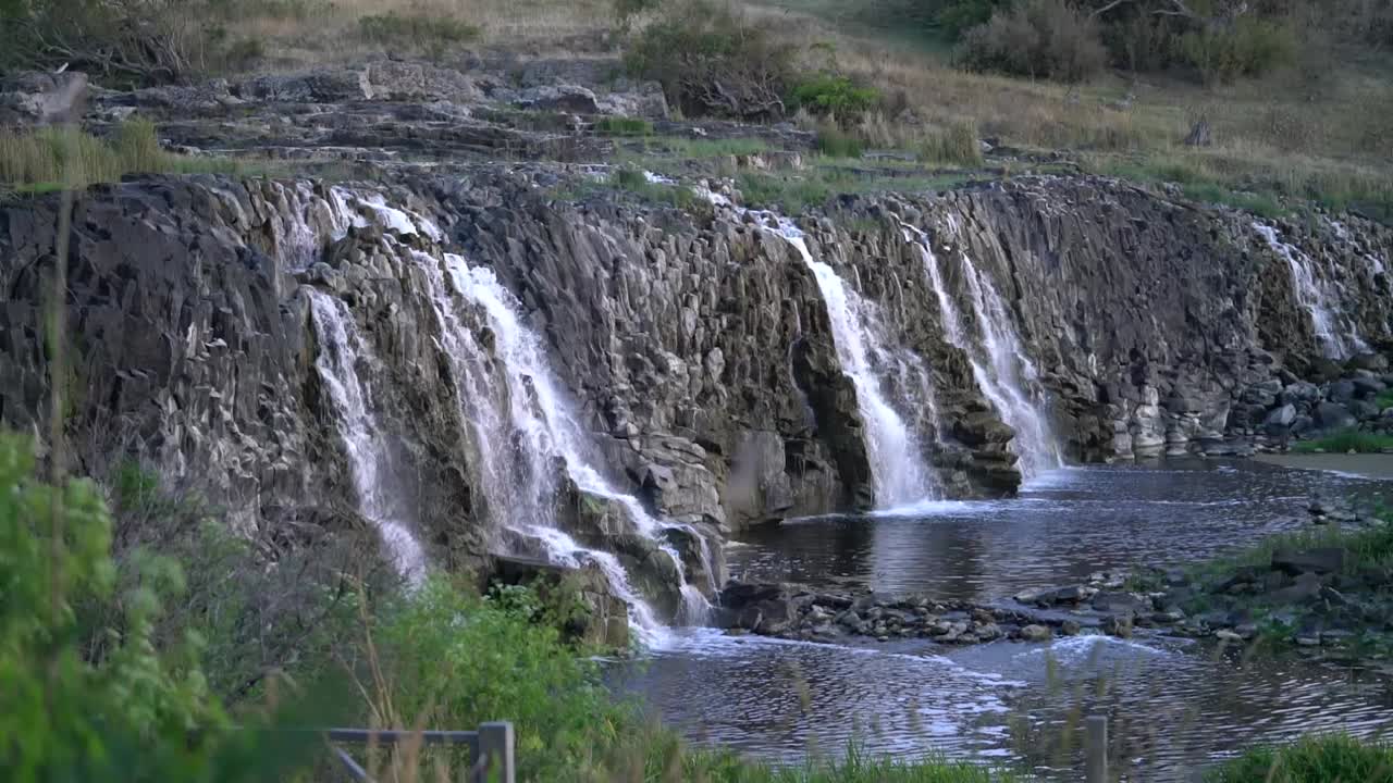 cascada en la reserva escénica de hopkins falls, cudgee victoria australia - atracción great ocean road