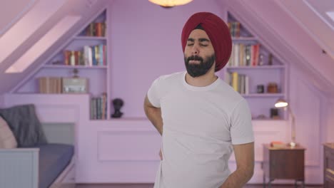 hombre indio sikh enfermo que sufre de dolor de espalda