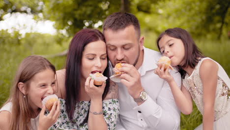 familia disfrutando de pasteles en el parque