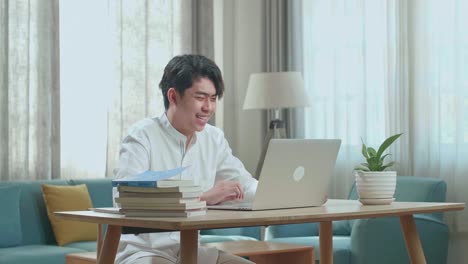 집에서 공부하는 젊은이
