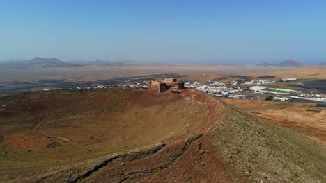 castillo histórico en el borde del volcán en la isla de lanzarote, vista aérea de drones