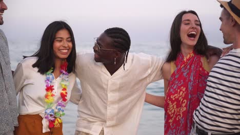 retrato de cinco amigos sonrientes disfrutando de las vacaciones de verano. grupo de personas disfrutando la amistad en la playa. hombres y mujeres jóvenes de diferentes razas y nacionalidades.