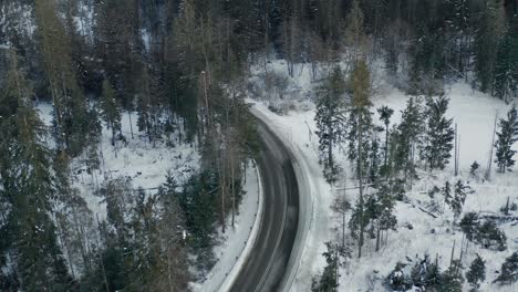 Autofahren-Auf-Gefrorener-Bergstraße-In-Der-Wintersaison