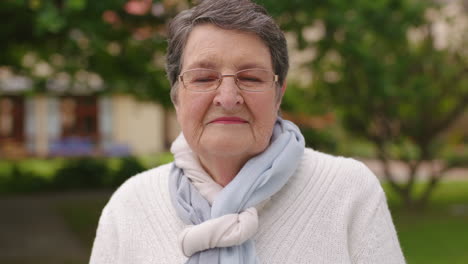 Portrait-of-a-senior-woman-standing-in-an-outdoor