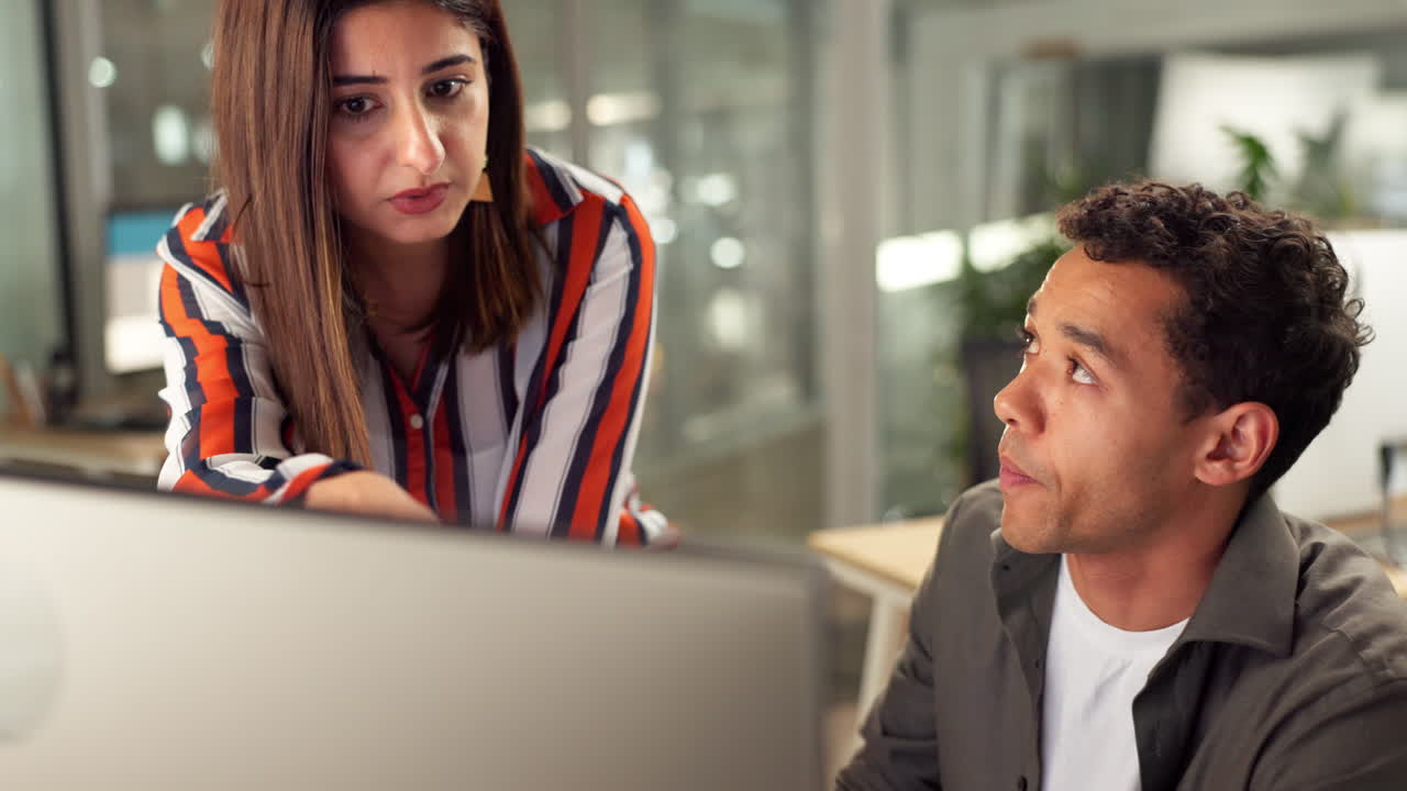 colegas de negocios que colaboran en un proyecto