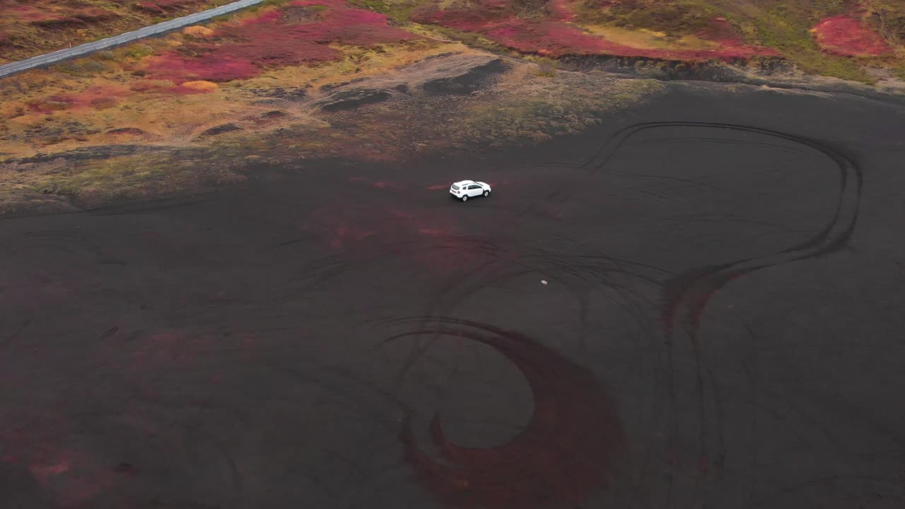 아이슬란드 자연의 가을에 화산의 검은 모래 해변에서 suv 자동차 운전