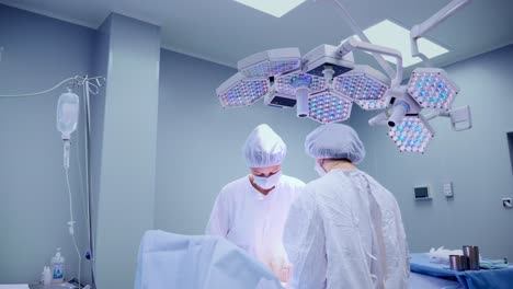 procedimiento quirúrgico en una sala de operaciones