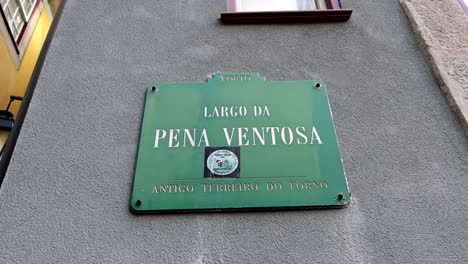 nombre de la calle largo da pena ventosa en viejos azulejos tradicionales en oporto, portugal