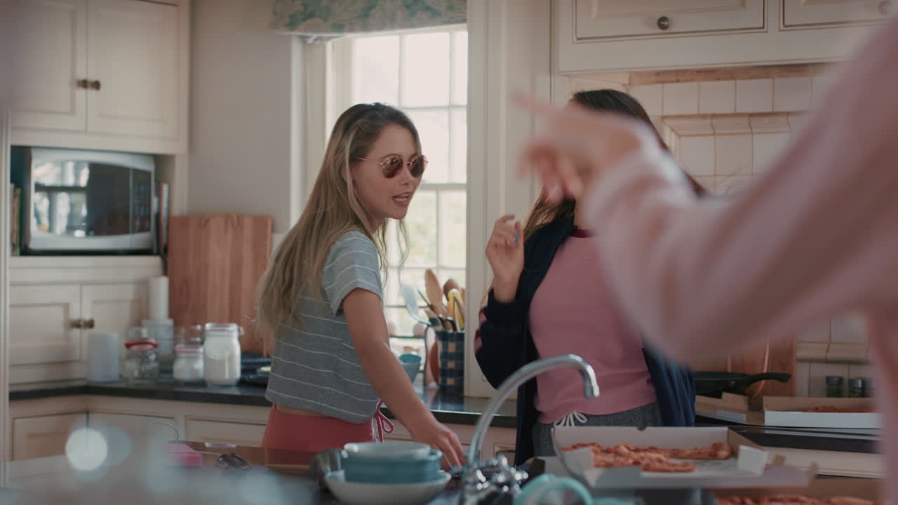 행복한 십대 소녀들이 스마트폰을 사용하여 사진을 찍고 포즈를 취하고 얼굴을 짓고 함께 어울리는 것을 즐기고 소셜 미디어에서 우정을 공유합니다.