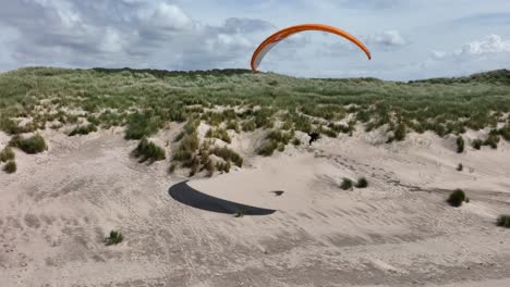 parapente extremo sobre la playa de arena, vista aérea de drones