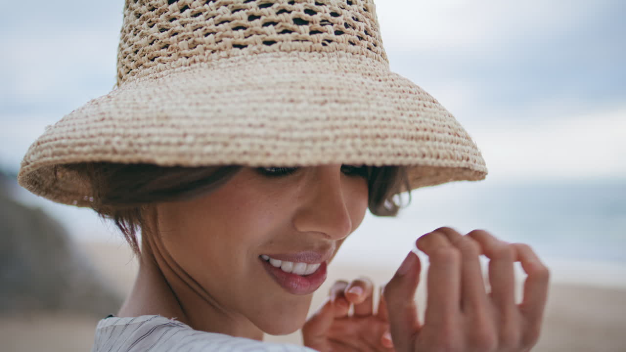 Ritratto di ragazza felice che si rilassa in riva al mare in vacanza. Bella donna sorridente in posa.