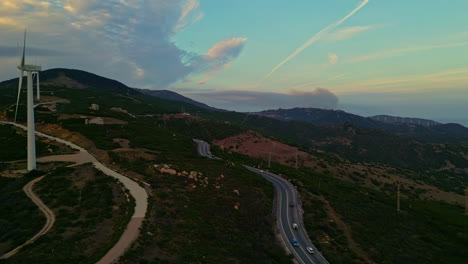 Recorrido-Panorámico-Por-La-Ruta-Europea-Con-Vista-De-La-Turbina-Eólica-Al-Atardecer-En-El-Monte-Ahumada-En-Cádiz,-España