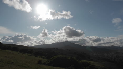 Wolken-Ziehen-Im-Zeitraffer-über-Berge