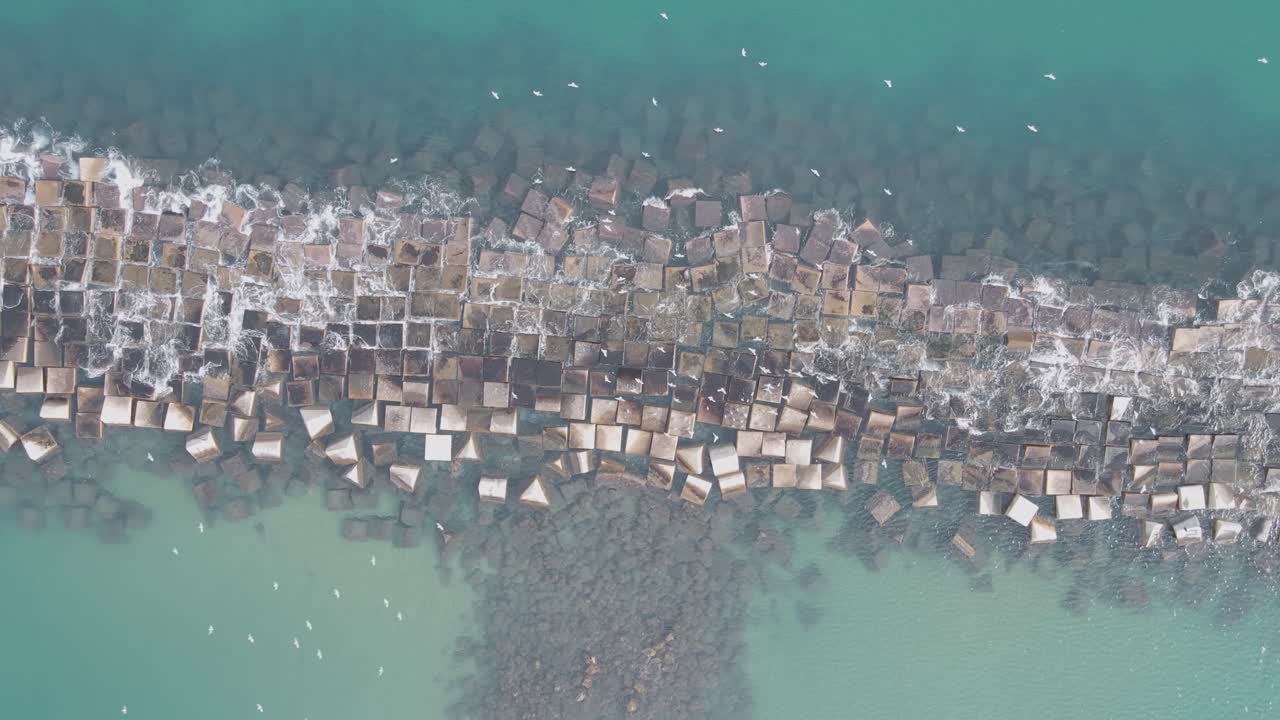 la construcción de piedras para fortalecer y proteger la costa del océano - una vista de pájaro