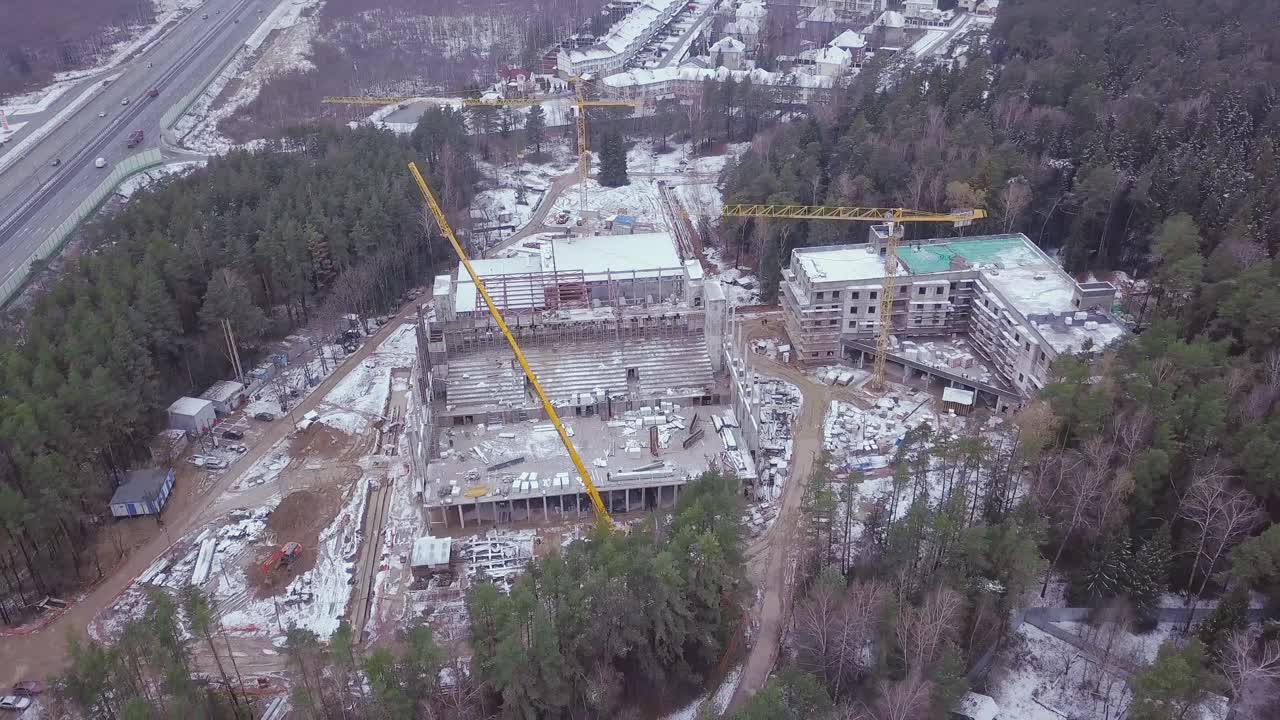 경기장 건설 현장과 숲 속의 주거 개발