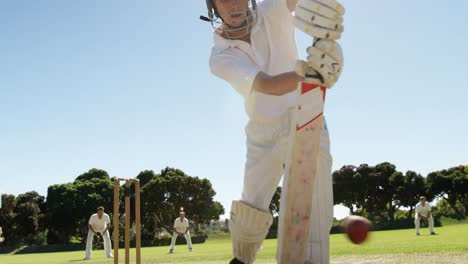 Bateador-Jugando-Recto-Durante-El-Partido-De-Cricket