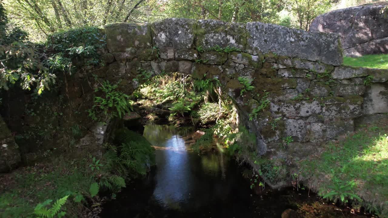 volando sobre el antiguo puente de piedra sobre el hermoso río