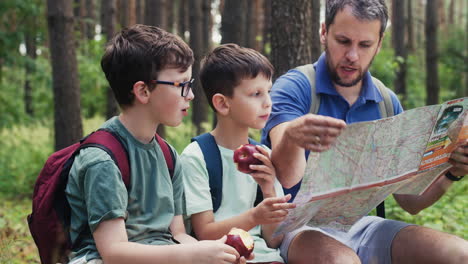 niños comiendo manzanas en el bosque
