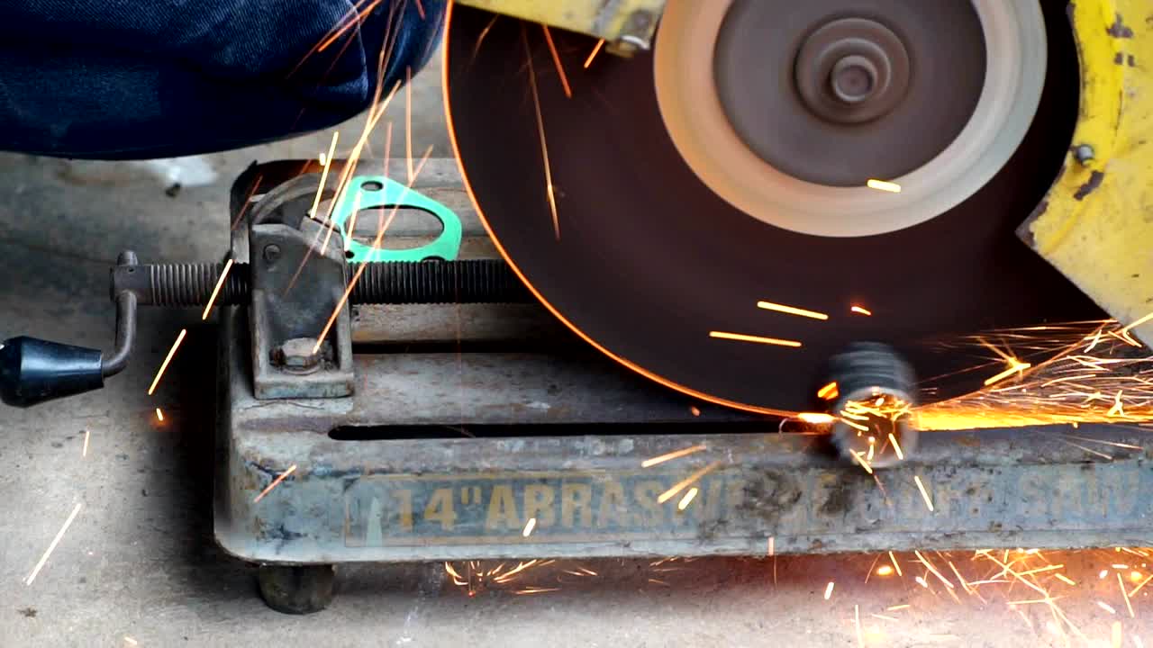 강철 절단 기계는 철을 절단하고, 불이 퍼져 있습니다.