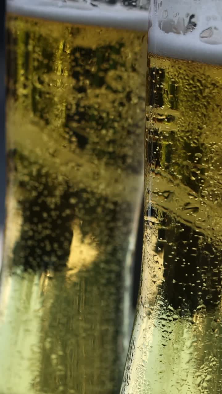 primer plano de un vaso de cerveza con espuma burbujeante