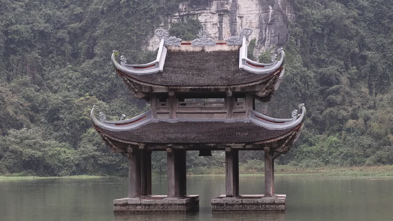 time-lapse de una pagoda en un lago tranquilo