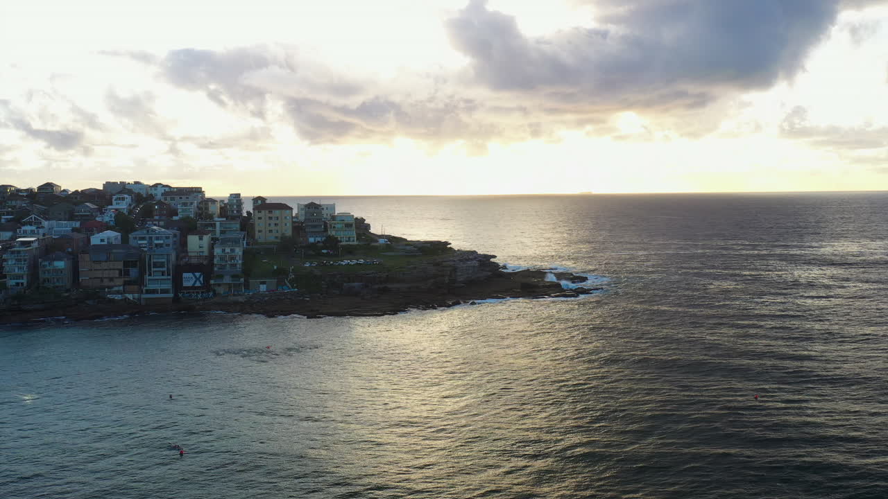 Drone che sorvola la baia di Bondi verso le rocce settentrionali per rivelare le grandi scogliere, Sydney, Australia