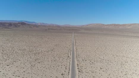 Dji-Phantom-4-Pro-En-El-Desierto-Del-Sur-De-California-En-Una-Carretera-Abierta-Entre-Montañas