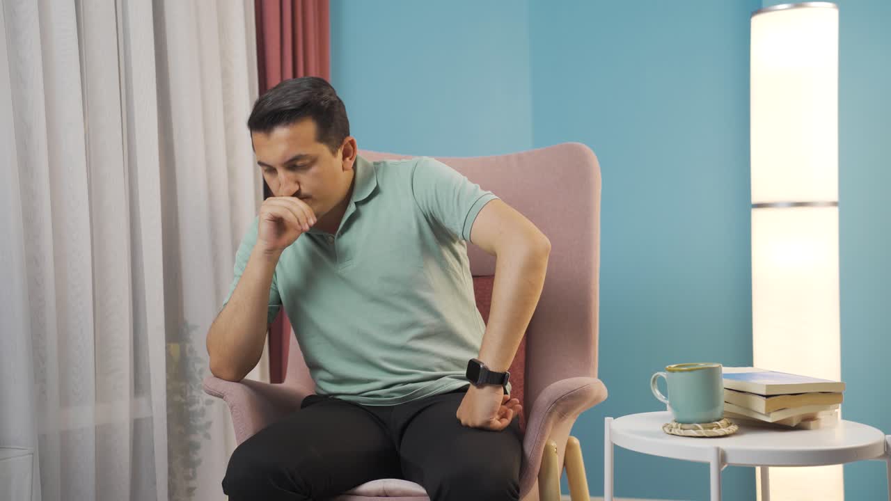 el hombre en duelo está pensando y sufriendo de depresión.