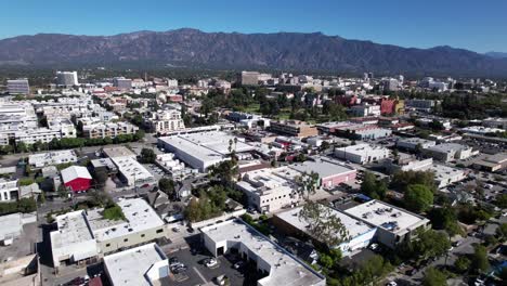 pasadena paisaje de negocios, vista aérea de la azotea de los edificios desde arriba, montañas en un día claro