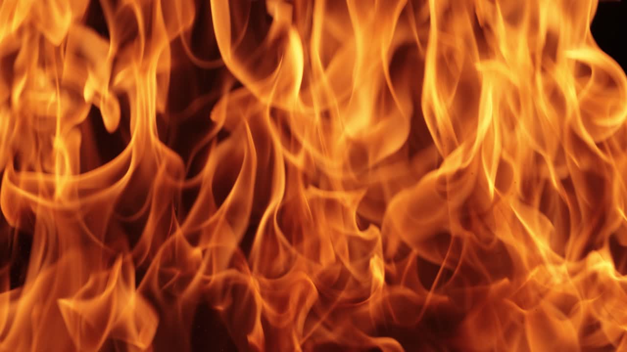 llamas de fuego sobre fondo negro en cámara lenta
