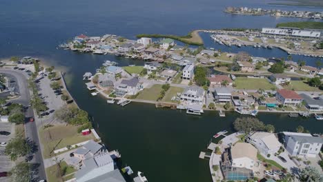 4K-Drohnenvideo-Von-Strandpark,-Yachthafen-Und-Häusern-Am-Wasser-In-Hudson-Beach-Am-Golf-Von-Mexiko-In-Florida