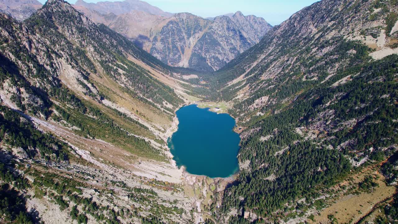 Luftfoto af Lake Gaube i Pyrenæerne, perfekt til vandreture hele året rundt