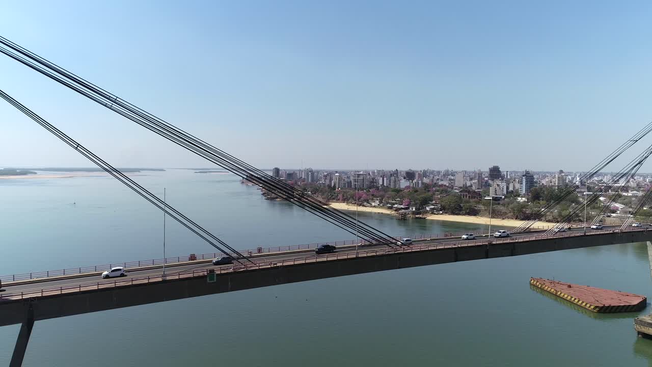 Veduta aerea che illustra il flusso costante di traffico sul Ponte Manuel Belgrano