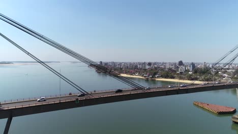 Vista-Aérea-Que-Ilustra-El-Flujo-Constante-De-Tráfico-En-El-Puente-Manuel-Belgrano