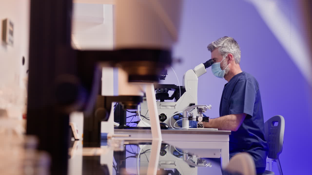 científico trabajando con un microscopio en un laboratorio