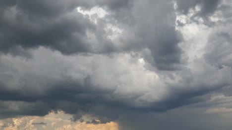 Beängstigende-Dunkle-Hagelsturmwolken-Am-Himmel-Mit-Dichten,-Dicken-Regenwolken,-Die-Sich-über-Den-Himmel-Bewegen