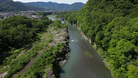 vuelo aéreo en cámara lenta sobre el impresionante valle natural del río
