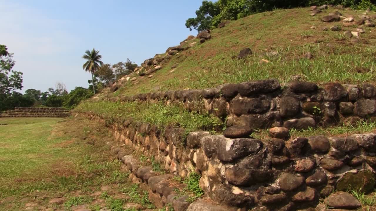 Dettaglio dei gradini di una delle piramidi del sito archeologico di Izapa in Messico