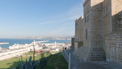 vista de la pared exterior de la kasbah de tánger con vistas al puerto pesquero en marruecos