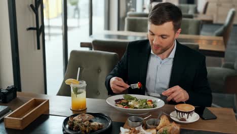 Un-Buen-Hombre-De-Negocios-Está-Feliz-Con-Una-Ensalada-Con-Camarones